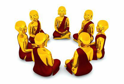 7 goldene Mönche sitzen im Kreis